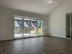 Wohn- Essbereich Ansicht 3 - M’GLADBACH – RHEYDT! HELLE 2-ZIMMER-WOHNUNG MIT OFFENER RAUMAUFTEILUNG NEBST GROßEN SONNENBALKON