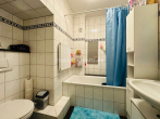 Badezimmer 1.OG - M’GLADBACH – HARDTERBROICH RENDITESTARKES 3-PARTEIENHAUS MIT GARTEN & TERRASSEN!