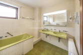 Badezimmer - EINFAMILIENHAUS IN BEGEHRTER LAGE MIT GARTEN UND GARAGE