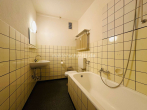 Badezimmer 2.OG - M’GLADBACH – ZENTRUM SOLIDES 5-PARTEIENHAUS MIT ENTWICKLUNGSPOTENZIAL!