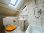 WC Dachgeschoss - GROßZÜGIGES EINFAMILIENHAUS MIT DACHTERASSE UND EINLIEGERWOHNUNG